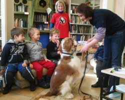 2016-Könyvtár-kutyasimogatás15